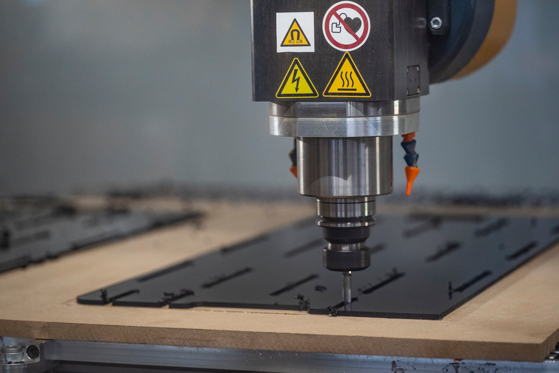 La fresa CNC che sagoma una lastra nera - lastre gomma industriale