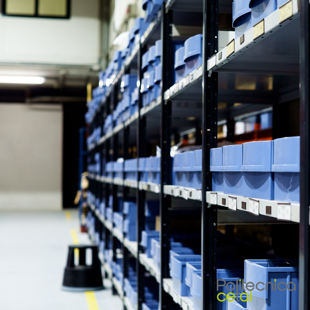 Magazzino industriale con scaffalature organizzate per lo stoccaggio di semilavorati e materiali tecnici