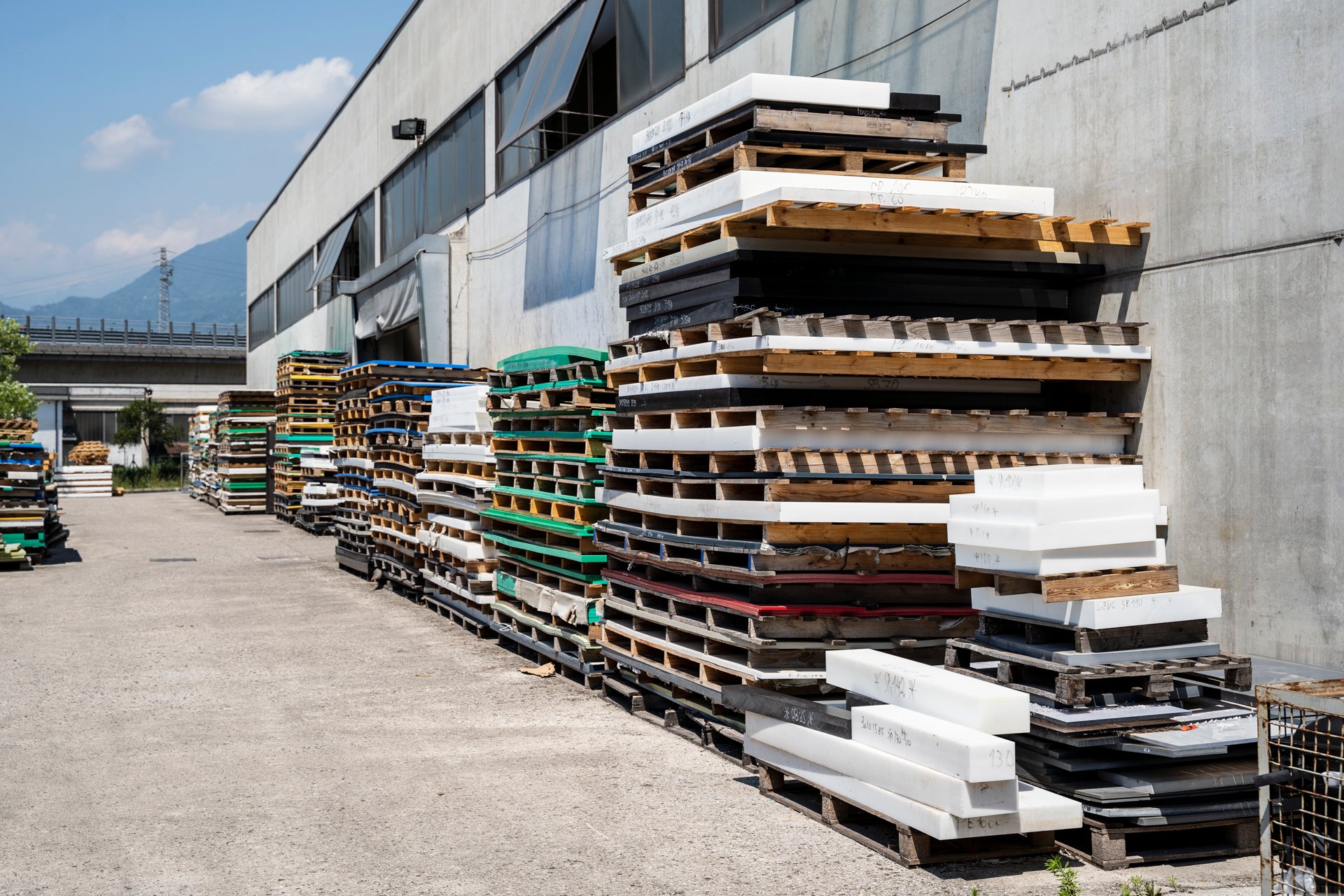 Le pile di lastre su bancali nel piazzale esterno - lastre gomma industriale