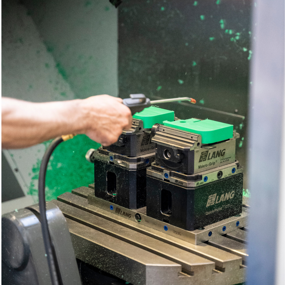 fresatura CNC di una barra in nylon tecnico PA6 durante la lavorazione meccanica